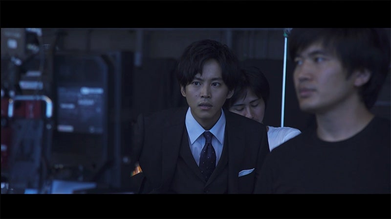 松坂桃李　スーツ　ダンディ